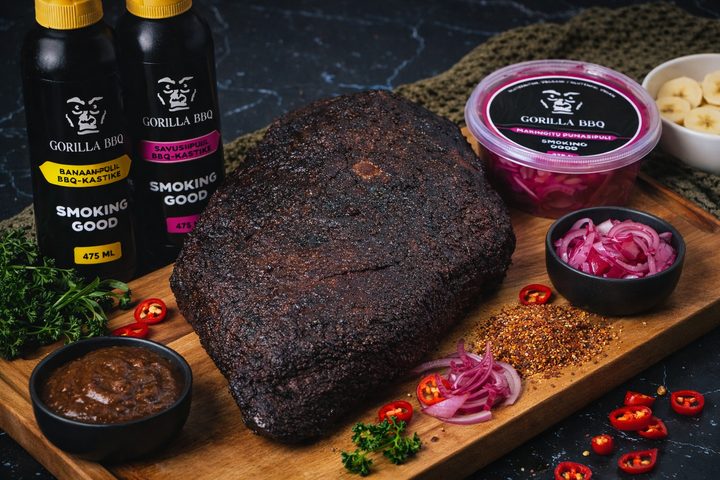 Gorilla BBQ brisket, kastikkeet ja lisukkeet